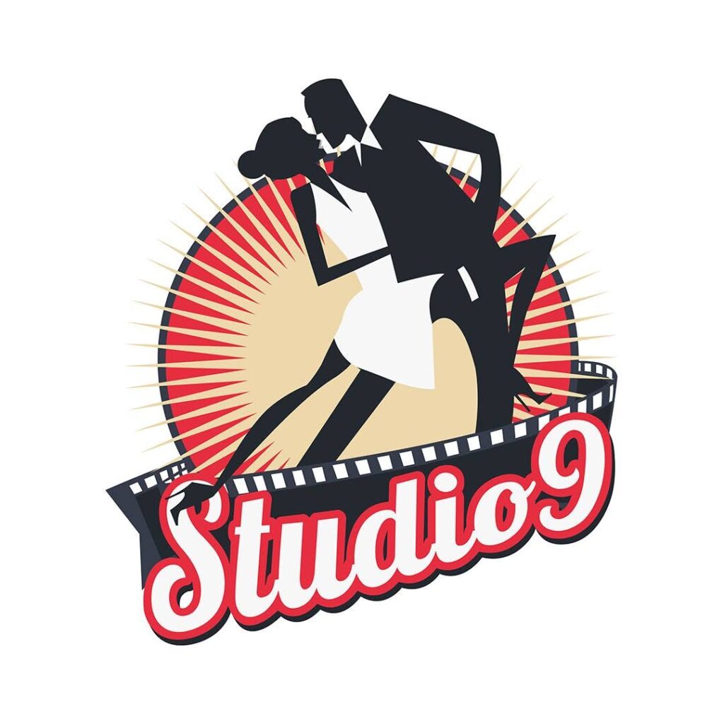 Logo Studio 9 : couple dansant devant un soleil levant rouge et une pellicule de film, style rétro élégant.